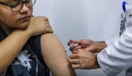 Jovens de 15 a 19 anos podem se vacinar contra HPV até junho de 2026