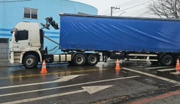 Manobra de caminhão termina com semáforo derrubado no centro