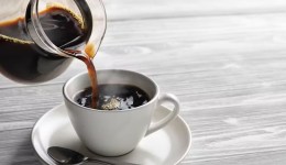 Beber chá ou café muito quente triplica risco de câncer de esôfago, diz estudo