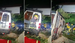 Argentinos ficam feridos após motorhome cair em ribanceira de praia em Florianópolis