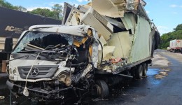 Motorista é socorrido em estado grave após colisão envolvendo dois caminhões na BR-153