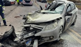 Passageiro de carro é socorrido em estado gravíssimo após colisão com caminhão
