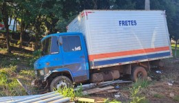 Acidente entre carro e caminhão deixa feridos leves na PR-566