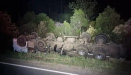 Caminhão tomba após tentar evitar colisão na PR-170 em General Carneiro