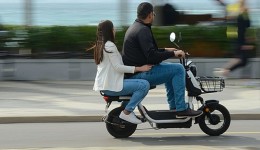 Nova regra vai exigir CNH, placa e capacete para todos os ciclomotores a partir de 2026