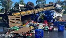 Caminhão tomba durante guinchamento no trevo do Água Branca