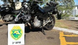 Condutor de moto realiza 'corte de giro', foge de abordagem e acaba sofrendo queda