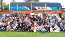 Na confraternização teve o lançamento do livro sobre a empresa