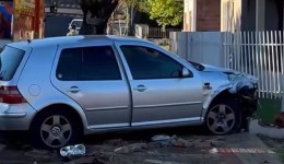 Colisão entre Corsa e Golf deixa duas pessoas feridas