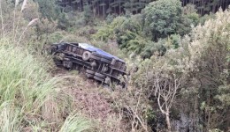 Caminhão tomba na PRC-280 e carga fica danificada