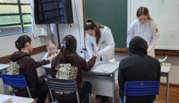 Acadêmicos da Unisep levam ações de saúde e orientação profissional a escolas da região