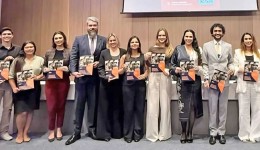 Unioeste Estudantes de direito de Francisco Beltrão prestigiam lançamento do Manual do Estagiário