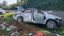 Carro capota na BR-163 e motorista sofre ferimentos leves