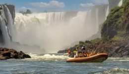 Turista morre após embarcação virar durante passeio nas Cataratas do Iguaçu