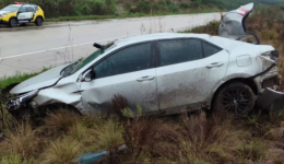 Três pessoas ficam feridas em capotamento na PRC-280
