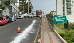 Duas motociclistas ficam feridas após derraparem em óleo na pista