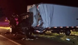 Acidente entre caminhões deixa jovem em estado grave na BR-163