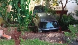Carro sai da pista e cai em ribanceira, deixando quatro idosas feridas