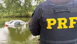 PRF apreende agrotóxicos após dupla de menores "mergulharem" com o carro num açude no Paraná