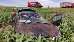 Carro capota e deixa quatro feridos em grave acidente na BR-280 