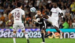 Em jogo morno, Corinthians marca no segundo tempo e bate o Fluminense no Maracanã