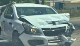 Colisão envolve dois automóveis na Avenida Silvio Antônio Barbieri