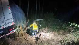 Motorista fica ferido após caminhão sair da pista na PR-182