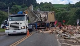 Motorista fica ferido após tombamento de caminhão na PRC-158