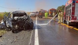 Enquanto transportava grávida, ambulância se depara com acidente entre quatro veículos e interrompe viagem para atender feridos