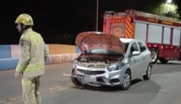 Carro colide contra ponte após falha mecânica no bairro Cristo Rei