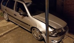 Condutor fica ferido após perder o controle e colidir carro em poste