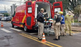Jovem fica ferido em colisão entre camionete e motocicleta no centro