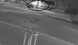 Novas imagens mostram suspeito ateando fogo em van