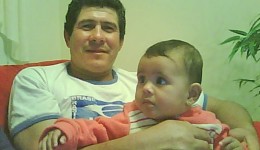 Jovem busca homem que a criou como filha e agora divulga nova foto na esperança de reencontro