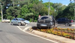 Colisão transversal na PRC-476 resulta em danos materiais