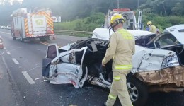 Grave acidente entre carro e caminhão é registrado na PR-483