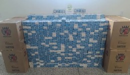 Motorista abandona carro com carga de cigarros contrabandeados após perseguição