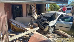 Carro perde o controle e invade residência no bairro Salete