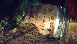 Ônibus escolar tomba após motorista passar mal e desmaiar ao volante
