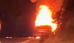 Carro pega fogo após falha mecânica na BR-153