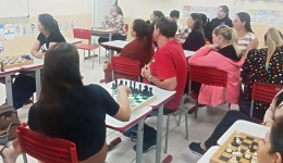 Professores recebem curso de xadrez para incentivar estudantes