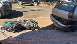 Jovem de 19 anos fica ferido após colisão com carro estacionado