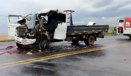 Colisão entre dois caminhões deixa motorista ferido na PRC-280