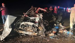 Homem morre em grave acidente entre carro e caminhão
