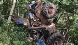Homem de 32 anos morre após trator cair em ribanceira na PR-090, em Ventania