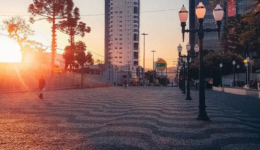 Calçadão terá sessões gratuitas de Projeto Cinema na Praça no feriado municipal