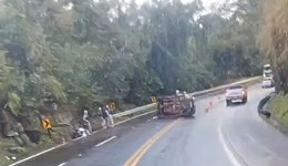 Viatura da Polícia Penal capota na BR-277 e cinco detentos ficam feridos em Laranjeiras do Sul