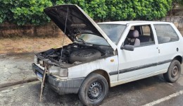 Fiat Uno pega fogo e assusta motorista e criança