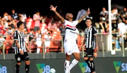 São Paulo bate o Santos em casa e vence a primeira no Brasileirão