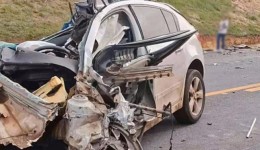 Jovem morre e duas pessoas ficam feridas em acidente entre carros e caminhão